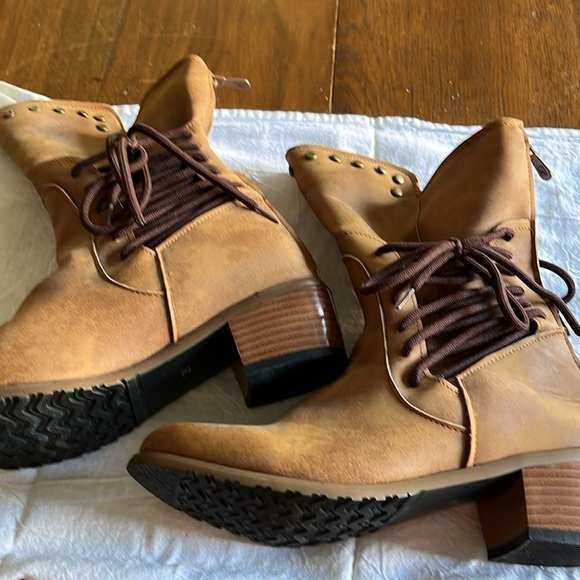 No Brand tan boots with ties on each side. Zipper in back. Size 7. New - Picture 3 of 8